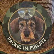 WILDE HILDE Autoschild rund mit Saugnapf ''Rauhaardackel'' 2